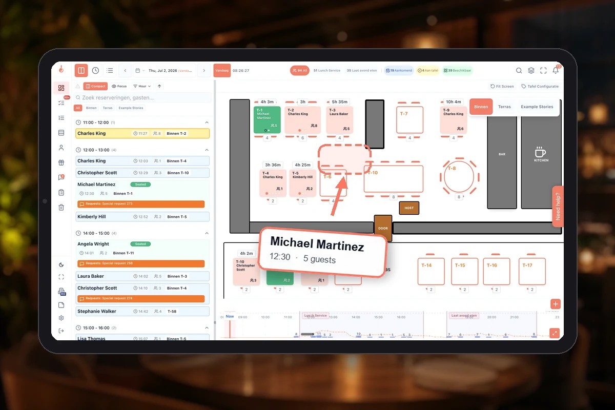 De zaalweergave van 10Seat op een iPad: reserveringen links, de plattegrond rechts, met een reservering die naar een andere tafel wordt gesleept.